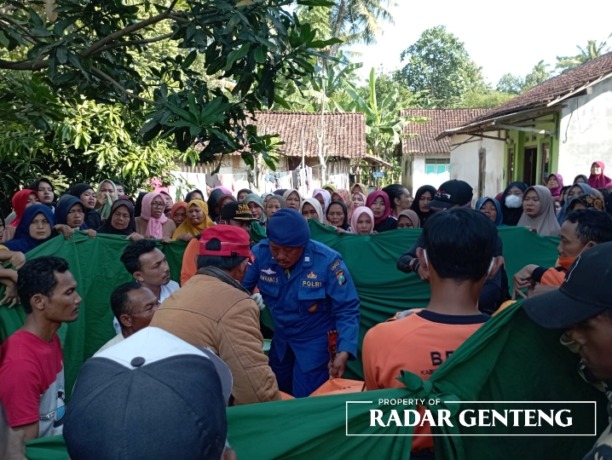 BERDUKA: Jenazah Ladi setiba di rumahnya Dusun Krajan, Desa Kedungrejo, Kecamatan Muncar langsung dimandikan, Selasa (23/5). (Foto: Lugas Rumpakaadi/JPRG)