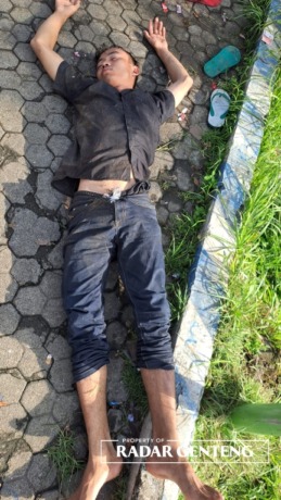 TAK SADAR: Wahyu Triono yang teler di pinggir jalan gegerkan warga Dusun Krajan, Desa Genteng Wetan, Kecamatan Genteng pada Sabtu (20/5) pagi. (Foto: POLSEK untuk JPRG)