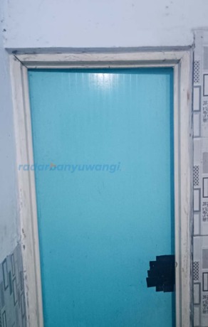 MURMER: Salah satu kamar mandi rumah warga yang menggunakan pintu berbahan PVC. (Ramada Kusuma/RadarBanyuwangi.id)