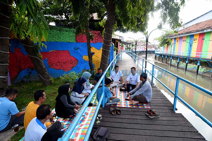 TEMPAT NYAMAN: Pegawai Dinas PU Pengairan, Dinas PU-CKPP, serta perwakilan Jawa Pos Radar Banyuwangi berdiskusi di anjungan tepi Sungai Kalilo Banyuwangi kemarin. (Ramada Kusuma/RadarBanyuwangi.id)
