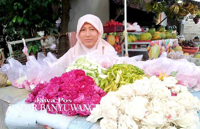 WARNA-WARNI: Penjual bunga tabur banyak ditemui di sepanjang jalan Dusun Gurit, Desa Pengatigan, Kecamatan Rogojampi. (Gareta Wardani/Radar Banyuwangi)