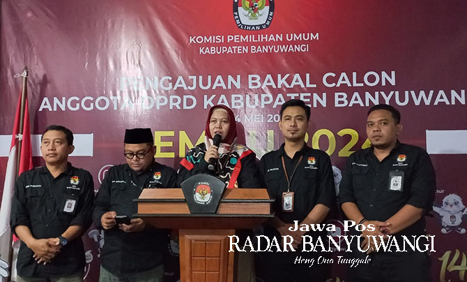 KONFERENSI PERS: Dwi Anggraini Rahman memberikan penjelasan terkait penerimaan berkas pada hari terakhir pendaftaran bacaleg di kantor KPU Banyuwangi, Senin (15/5). (Gareta Wardani/Radar Banyuwangi)