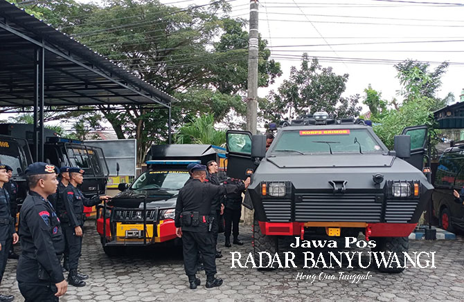 TINJAU LOKASI: Dansat Brimob Polda Jatim  Kombespol Surya Sudarmadi bersama anggotanya mengecek lokasi untuk pembangunan markas Brimob di dekat Mapolsek Muncar, Sabtu (28/4). (Humas Polresta BWI untuk RaBa)