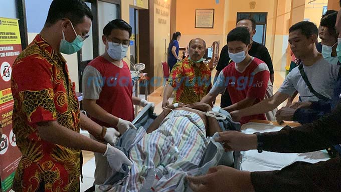 DIRUJUK: Senan dinaikkan mobil ambulans untuk selanjutnya dibawa ke RSUD Blambangan, pada Sabtu (6/5). (Salis Ali/RadarBanyuwangi.id)