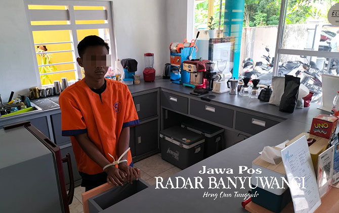 OLAH TKP: Putra Firmansyah menunjukkan cara membobol Kafe Kulino di Kelurahan Tukangkayu, Kecamatan Banyuwangi, Rabu (17/5). (Bagus Rio/Radar Banyuwangi)