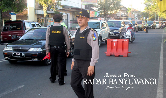 ANTISIPASI: Polisi mengenakan rompi antipeluru saat bertugas di jalanan pada masa-masa rawan. (Dok.Radar Banyuwangi)