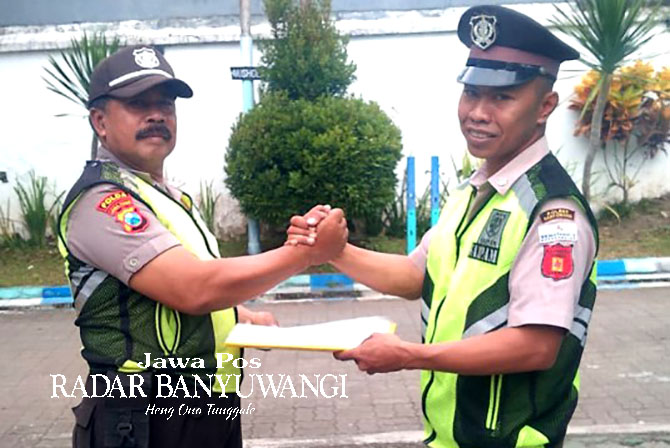 IDENTITAS: Petugas sekuriti mengenakan rompi satuan pengamanan saat pergantian tugas di sebuah kantor di Kecamatan Gambiran, Banyuwangi. (Gareta Wardani/Radar Banyuwangi)