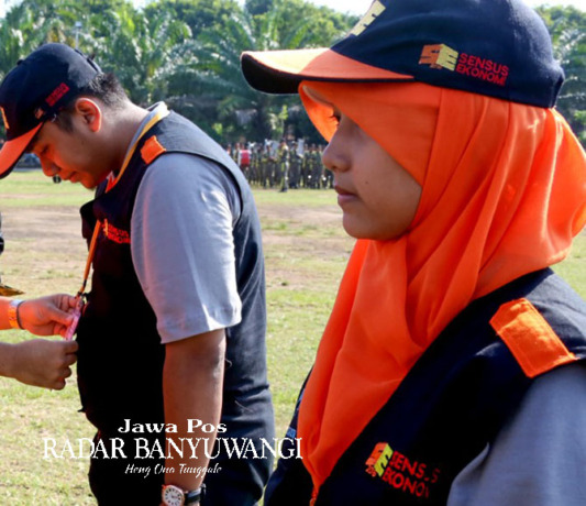ROMPI DAN TOPI: Petugas sensus ekonomi di Banyuwangi beberapa waktu lalu. (Dok. Radar Banyuwangi)