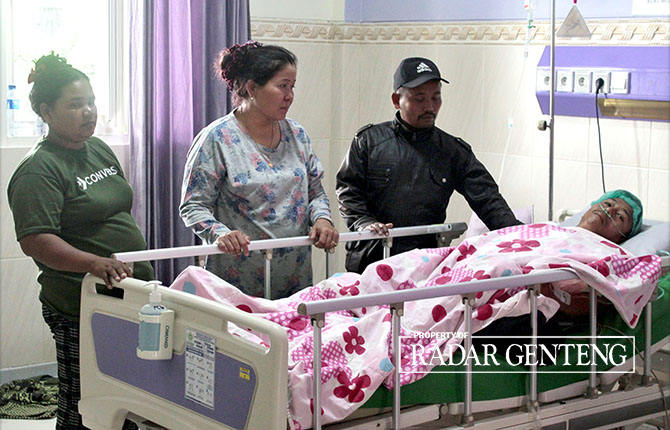 PENUH LUKA: Slamet didampingi istrinya Painten (kiri), kakak korban Tumini (dua dari kiri), dan kakak ipar korban Ponidi di ruang ICU RS Al Huda Gambiran, Jumat (5/5). (Salis Ali/Radar Genteng)