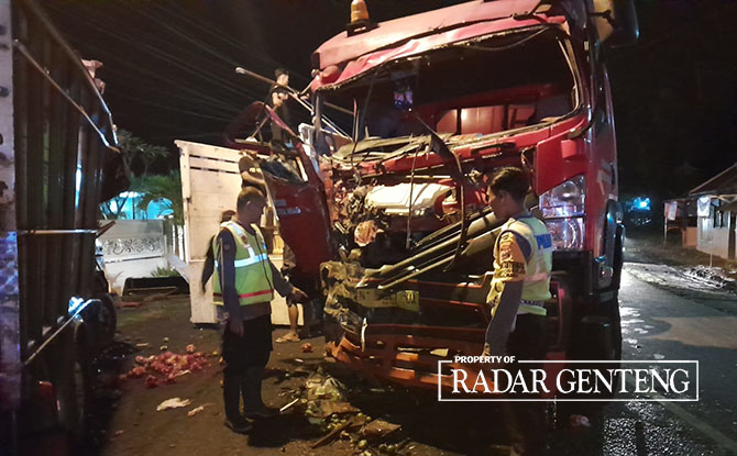 RINGSEK: Truk tangki Pertamina rusak berat di bagian depan setelah tabrakan dengan truk colt diesel di jalan raya Dusun Wadung Kamidin, Desa Tulungrejo, Kecamatan Glenmore, Jumat (12/5) dini hari. (Kapolsek Kalibaru untuk Radar Genteng)