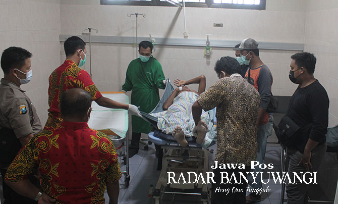 Tim medis RSUD Blambangan melakukan perawatan kepada Senan, tersangka pembacokan tetangganya sendiri di Perkebunan PTPN XII Kalitelepak, Afdeling Sumbermanggis, Desa Barurejo, Kecamatan Siliragung. (Salis Ali/Radar Genteng)