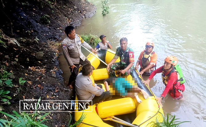 CARI: Tim gabungan Polsek Glenmore, Koramil Glenmore, dan BPBD menemukan Andini di Sungai Kalibaru, Afdeling Muktisari, Dusun Sidodadi, Desa Karangharjo, Kecamatan Glenmore, Jumat (26/5) sore. (Polsek Glenmore untuk Radar Genteng)