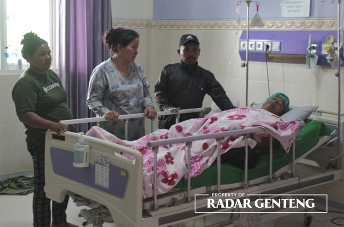 TUTUP USIA: Slamet yang terluka saat menjalani perawatan di ICU RSU Al Huda Gambiran pada Jumat (5/5).(Foto: Salis Ali/JPRG)