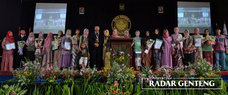BERKUALITAS: Kepala SMAN 1 Tegaldlimo M Nursyukroini bersama para siswa yang berprestasi didampingi orang tuanya pada Rabu (17/5).(Foto: Lugas Rumpakaadi/JPRG)