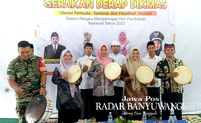 OPENING: Kabid Dikmas Nuriyatus Sholeha (dua dari kiri) membuka kegiatan Gerak Derap Dikmas di PKBM Sayyida, Desa Parijatah Wetan, Jumat (5/5). (Ayu Lestari/Radar Banyuwangi)