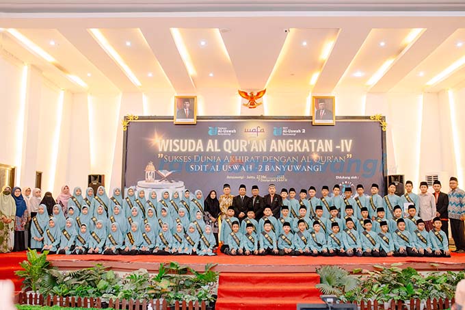 LULUS: Puluhan siswa dan siswi SDIT Al Uswah 2 melaksanakan Wisuda Alquran di auditorium STIKES pada Sabtu (27/5). (Sugianto untuK RadarBanyuwangi.id)