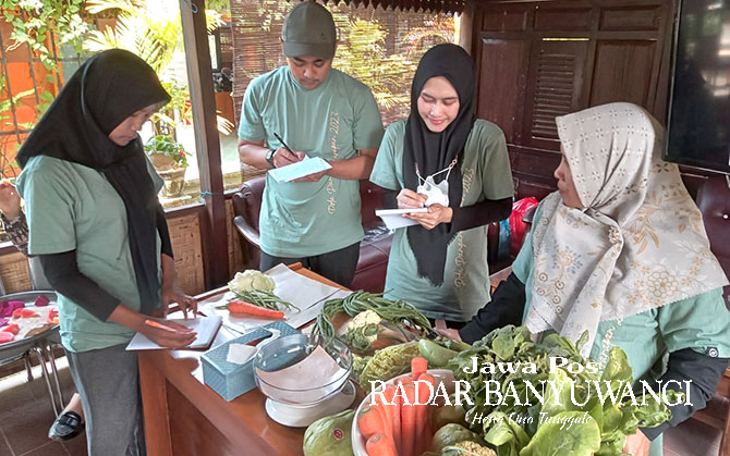 PRAKTIK: Peserta kegiatan PPH hari kedua melakukan penimbangan kebutuhan makanan di Rumah Osing Dispertan Banyuwangi, Selasa (16/5). (Ayu Lestari/Radar Banyuwangi)