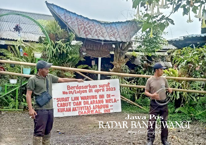 PUTUS KONTRAK: Warung yang berlokasi di kawasan Gantasan, Desa Tamansari, Kecamatan Licin ditutup pihak Perkebunan Lidjen sejak Kamis (11/5). (Rizal untuk Radar Banyuwangi)
