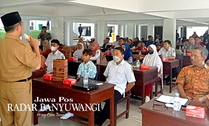 DUKUNGAN: Kepala Dispendik Suratno memberikan arahan kepada peserta workshop pemrograman di Aula Gedung Putih, Selasa (23/5). (M. Shodiq untuk Radar Banyuwangi)