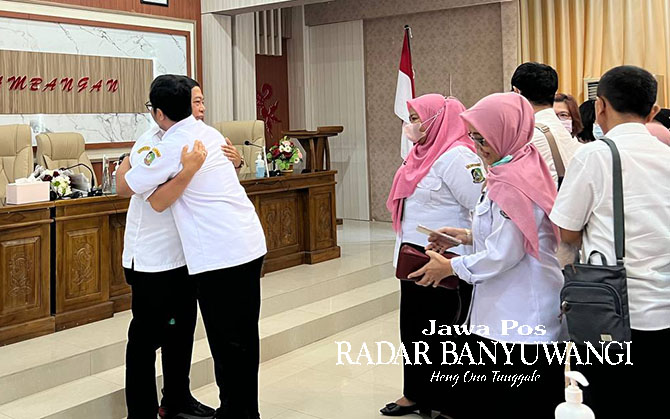 PURNATUGAS: dr Widji Lestariono saat berpamitan dengan pegawai RSUD Blambangan, Kamis (1/6) lalu. (RSUD Blambangan untuk Radar Banyuwangi)