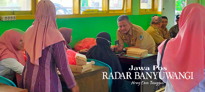 NGOBROL DENGAN ISTRI SN: Kepala Bakesbangpol Mohamad Lutfi mengumpulkan para tenaga pengajar PKBM At-Taubah yang dikelola SN di aula kantor Korwilkersatdik, Kecamatan Rogojampi, Senin (5/6). (Dedy Jumhardiyanto/Radar Banyuwangi)