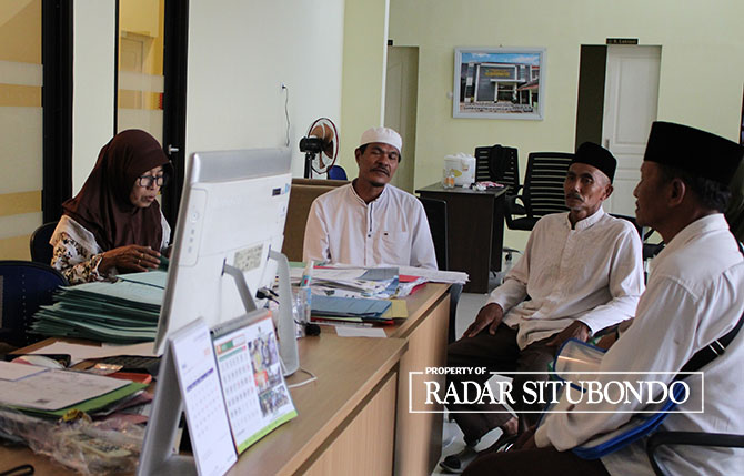 KONSULTASI: Pegawai Kemenag Situbondo melayani sejumlah warga yang menanyakan informasi keberangkatan haji di kantor Kemenag Situbondo, belum lama ini. (Iwan Feriyanto/Radar Situbondo)