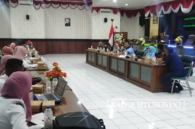 PENTING: Anggota DPRD dan pegawai Pemkab Situbondo menggelar rapat tentang formasi pengangkatan guru honorer di ruang rapat Paripurna DPRD, Rabu (31/5) lalu. (Iwan Feriyanto/Radar Situbondo)