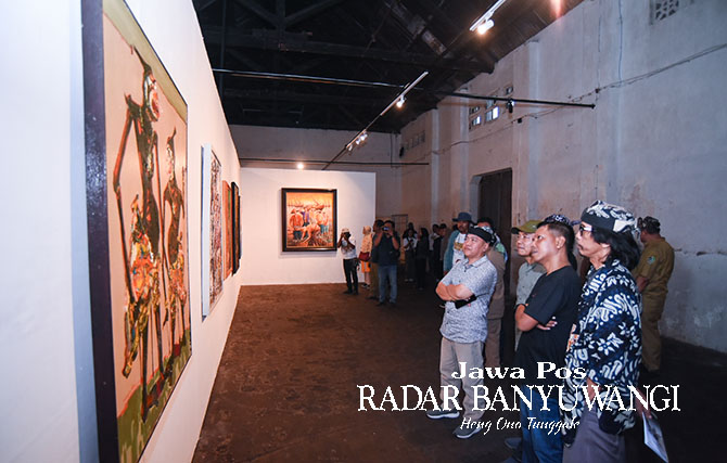 BOOM ART FAIR: Seniman Punjul Ismuwardoyo bersama Ketua DKB Hasan Basri, Direktur JP-RaBa Samsudin Adlawi, dan Presiden ArtOs Nusantara Imam Maskun mengamati lukisan wayang di gedung tua Marina Boom, Senin sore (5/6).  (Ramada Kusuma /Radar Banyuwangi)