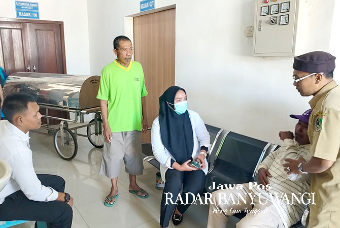 HISTERIS: Keluarga Riski Saputra menangis saat mengetahui korban meninggal dunia di RSUD Blambangan kemarin (5/6). (Ramada Kusuma/Radar Banyuwangi)