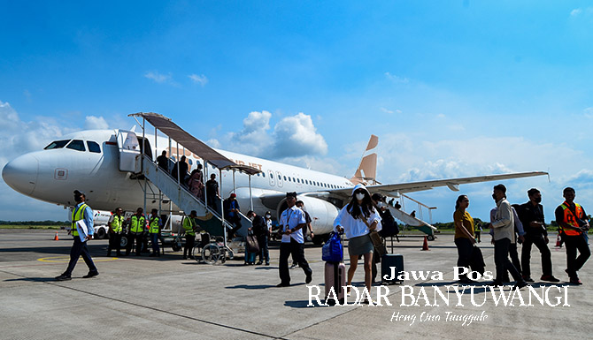 TURUN DARI PESAWAT: Maskapai Super Air Jet membidik penumpang milenial yang akan menikmati kunjungan wisata ke Banyuwangi. (Ramada Kusuma/Radar Banyuwangi)