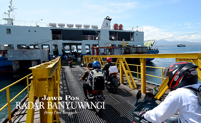 Sejumlah penumpang hendak memasuki kapal fery di pelabuhan Ketapang Banyuwangi. Dermaga ponton akan direnovasi menjadi dermaga mobile bridge. (Ramada Kusuma/Radar Banyuwangi)