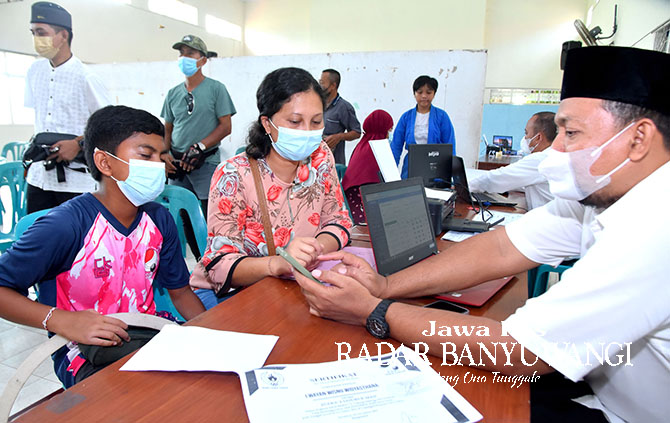 BAWA SERTIFIKAT: Calon siswa baru melakukan pendaftaran jalur prestasi di SMPN 1 Giri tahun lalu. (Ramada Kusuma/Radar Banyuwangi)