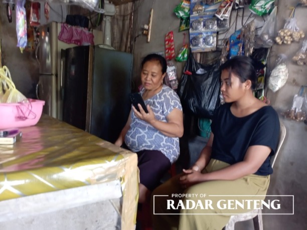 BERHARAP: Ibu kandung A’an, Sumiati (kiri) dan istri Ilyas, Dina Mardiana (kanan) masih menunggu kepastian kepulangan anak dan suaminya, Kamis (8/6). (Foto: Lugas Rumpakaadi/JPRG)