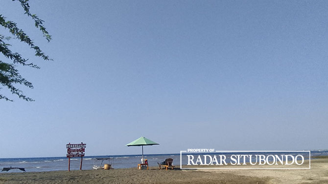MENIKMAT WISATA: salah satu pengunjung bersantai di pinggir pantai wisata Beach Forest di Desa Klatakan, Kecamatan Kendit, Situbondo, belum lama ini. (Humaidi/Radar Situbondo)