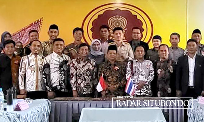 FOTO BERSAMA: Rektor Universitas Ibrahimy (UNIB) Sukorejo mendapatkan undangan dari Kementerian Pendidikan Thailand. (Dok. Unib untuk Radar Situbondo)