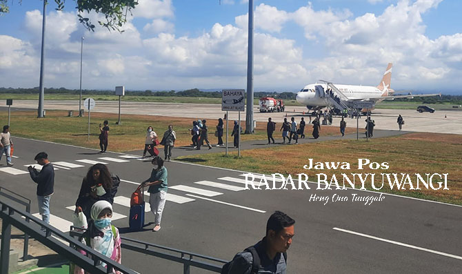 DARI JAKARTA: Penumpang turun dari pesawat Super Air Jet di Bandara Banyuwangi, Selasa (6/6). (Dedy Jumhardiyanto/ Radar Banyuwangi)