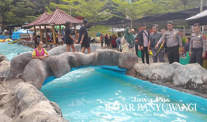 PASANG POLICE LINE: Anggota Polsek Glagah melakukan olah TKP di kolam renang Akbar Zoo, Desa Paspan, Kecamatan Glagah, kemarin (31/5).(Polsek Glagah untuk Radar Banyuwangi)