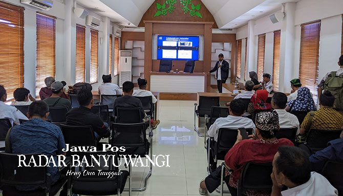 SUSUN GEOTRAIL: General Manager Ijen Geopark Abdillah Baraas memaparkan konsep kemitraan Geopark Ijen di ruang rapat Bappeda Banyuwangi, Rabu lalu (31/5). (Fredy Rizki/Radar Banyuwangi)