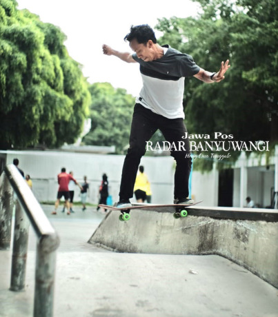 BERLATIH RUTIN: Atlet skateboard Banyuwangi berlatih di Taman Blambangan. (Porserosi BWI untuk Radar Banyuwangi)