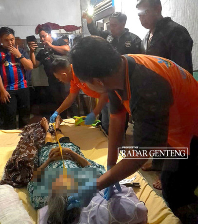 PERIKSA FISIK: Tim Inafis Polresta Banyuwangi dan Petugas Puskesmas Singojuruh memeriksa jenazah Sumiah yang meninggal karena gantung diri pada Kamis (1/6) malam. (Arif untuk Radar Genteng)