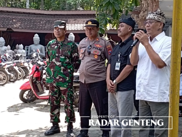 PESAN DAMAI: Kades Yosomulyo Joko Utomo Purniawan (kanan) menyampaikan sambutan di damping Forpimka Gambiran di Vihara Dhamma Harja, Dusun Sidorejo Wetan, Desa Yosomulyo, Kecamatan Gambiran, Minggu (4/6). (Foto: Lugas Rumpakaadi/JPRG)