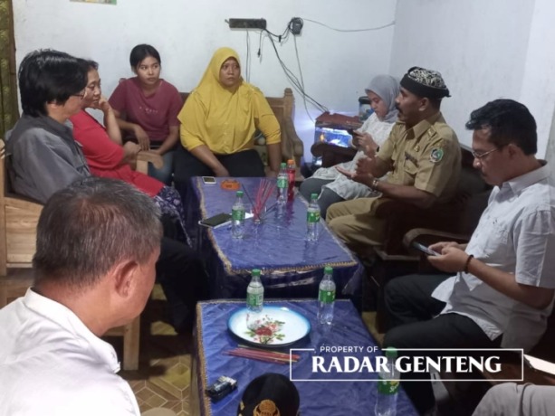 SILATURAHMI: Tenaga Ahli Utama KSP Yohanes Joko (baju hitam kiri) didampingi Kades Wonosobo Imam Muslim (pakai udeng) mengunjungi rumah Ahmad Sugiantoro di Dusun Krajan Kulon, Desa Wonosobo, Kecamatan Srono, Rabu (7/6). (Foto: Rudi untuk JPRG)