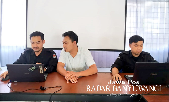 PENCOCOKAN: Ari Mustofa (baju putih) mendampingi petugas verifikasi administrasi pendaftaran bacaleg di kantor KPU Banyuwangi, Rabu (31/5). (Gareta Wardani/Radar Banyuwangi)