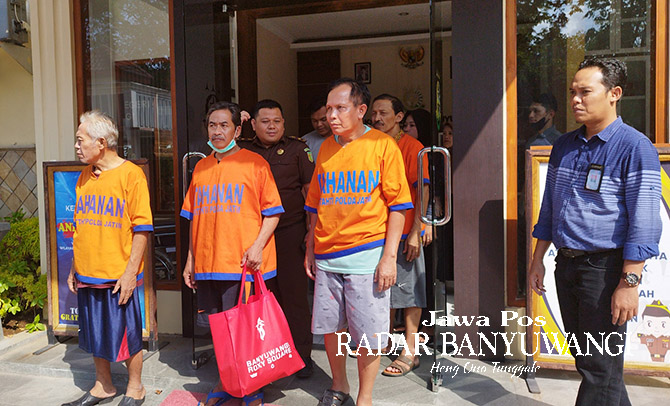 DIBAWA KE LAPAS: Dari kiri, Abdillah Rafsanjani, Mulyadi, Suwarno, dan Untung digiring menuju mobil yang mengantarkan mereka ke Lapas Banyuwangi, Rabu (31/5). (Bagus Rio/Radar Banyuwangi)