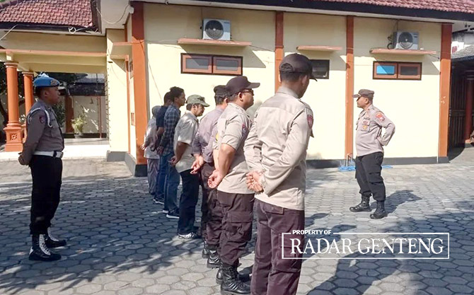 SIAP: Kapolsek Pesanggaran Iptu Lita Kurniawan memimpin apel pasukannya untuk menjaga kemanan saat Hari Raya Waisak, Jumat (2/6). (Salis Ali/Radar Genteng)