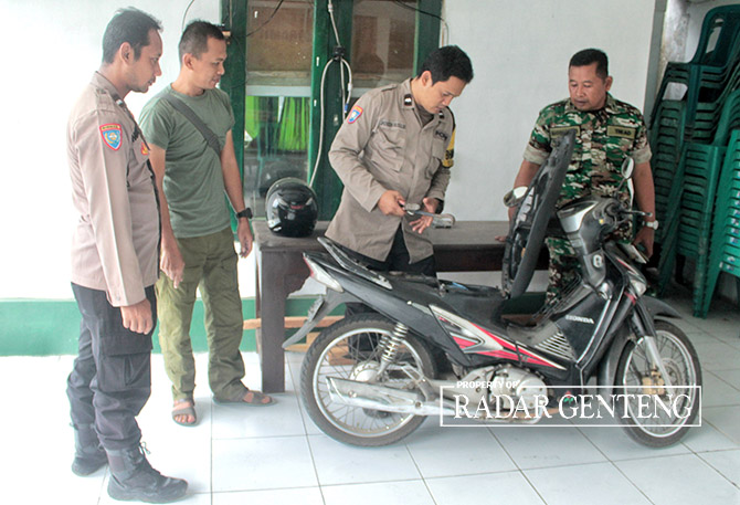 DIAMANKAN: Anggota Polsek dan Koramil Genteng mengecek sepada motor yang diduga milik pelaku di Makoramil Genteng, Jumat (2/6). (Salis Ali/Radar Genteng)