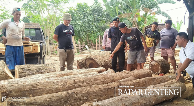 LANGSUNG DISITA: Petugas gabungan dari Polsek Srono dan Perhutani KPH Banyuwangi Selatan mengamankan kayu ilegal di Dusun Krajan, Desa Parijatah Kulon, Kecamatan Srono, Rabu (31/5). (Junaidi untuk Radar Genteng)
