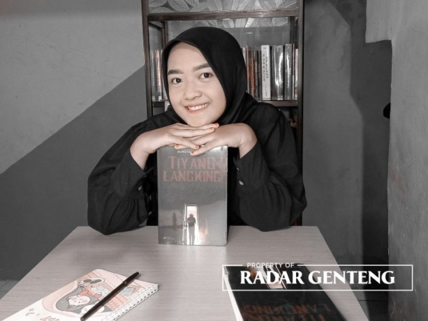 BUKU KETIGA: Putri menunjukkan novel ketiganya yang dicetak dengan judul Tiyang Langkung, Selasa (6/6). (Foto: Putri untuk JPRG)