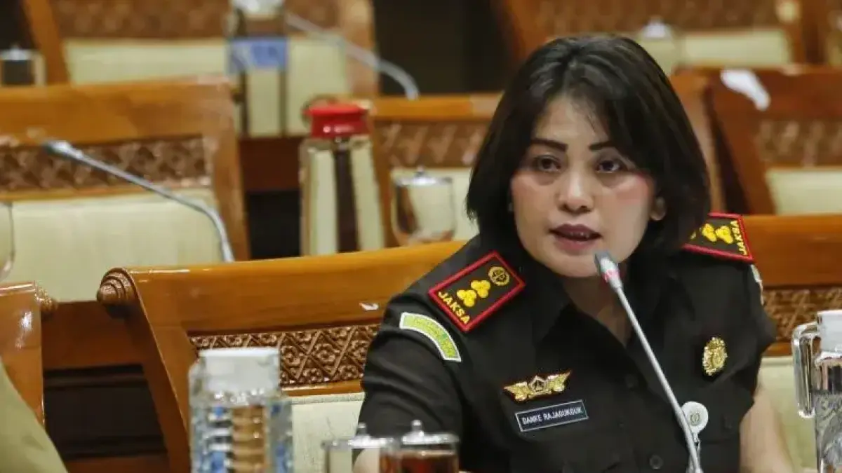 Kepala Kejaksaan Negeri Kabupaten Karo Danke Rajagukguk (kanan) menyampaikan pendapat saat rapat dengar pendapat umum (RDPU) dengan Komisi III DPR di Kompleks Parlemen, Senayan, Jakarta, Kamis (2/4/2026). (Antara/Asprilla Dwi Adha)