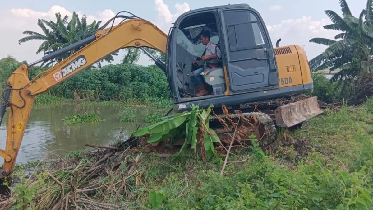 Petani Tuban saat nekat buat sodetan di Waduk Jabung Ring Dyke. (Radar Tuban)
